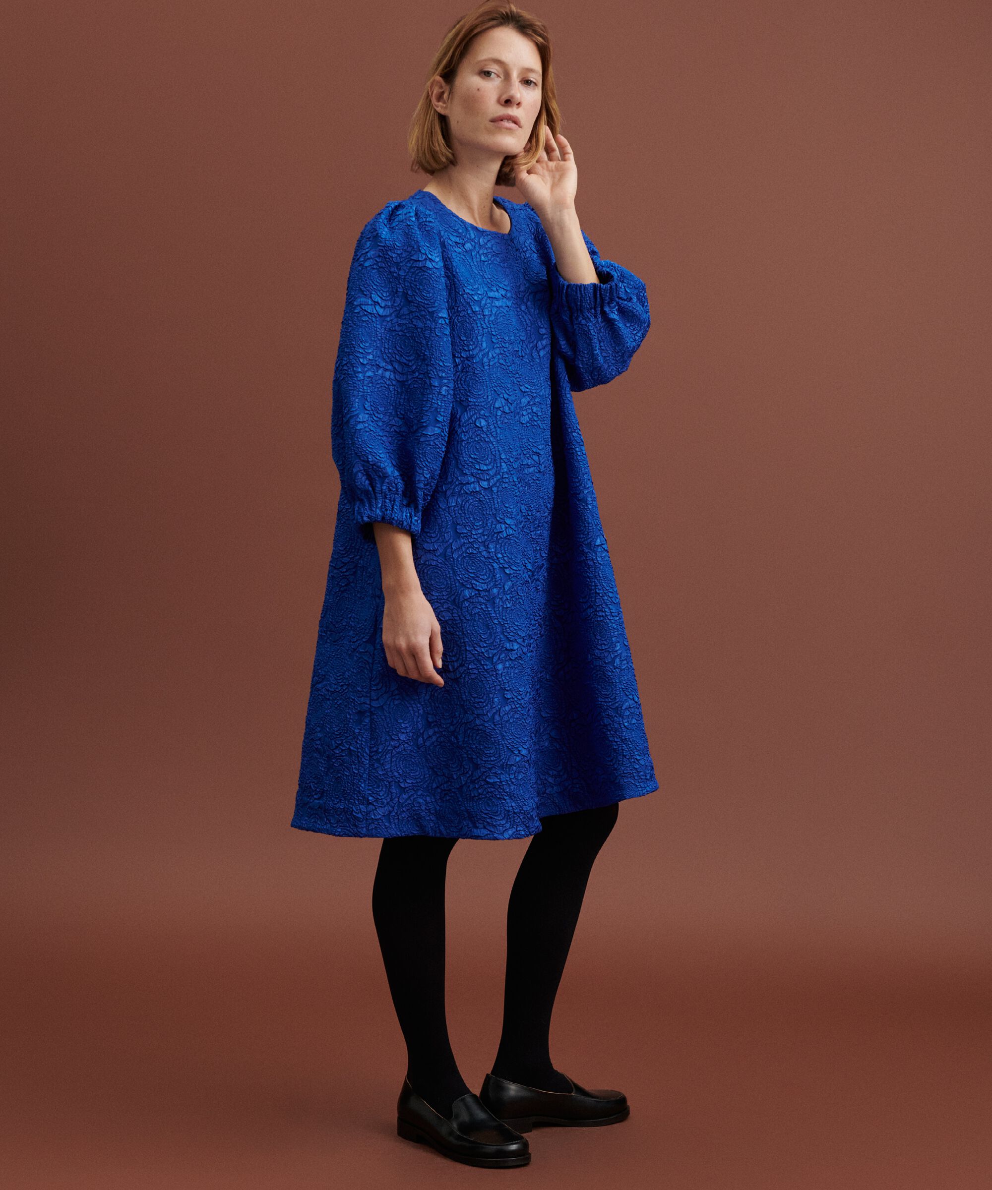 Nirisa Dress, Surf the web